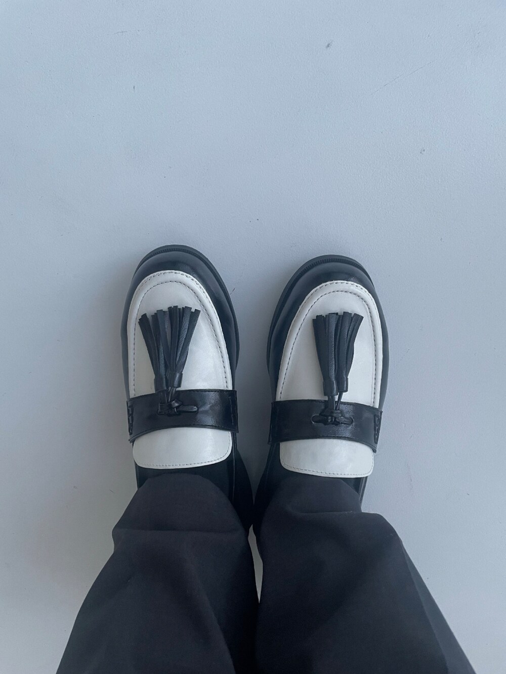 グレー系のニット/セーター、ブラック系のスニーカーを着用したレディースの秋コーディネートの3枚目の写真