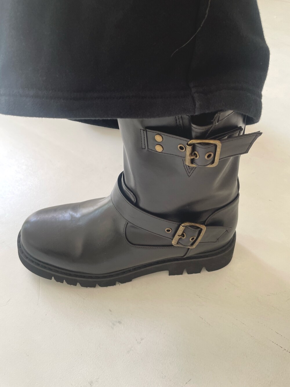 グレー系のショルダーバッグ、グレー系のジャケット/アウター、グレー系のトレンチコートを着用したレディースの冬コーディネートの7枚目の写真