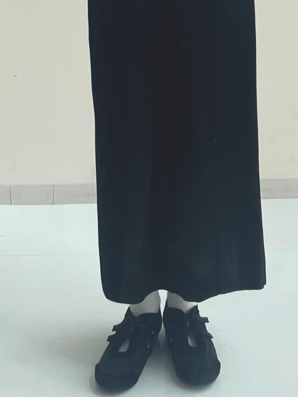 ホワイト系のシャツ/ブラウス、ブラック系のスカートを着用したレディースの秋コーディネートの3枚目の写真