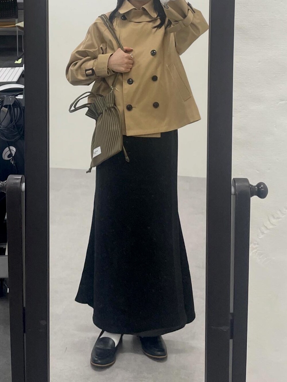 ブラウン系のバレエシューズ、ベージュ系のジャケット/アウター、グリーン系のショルダーバッグを着用したレディースの秋コーディネートの2枚目の写真