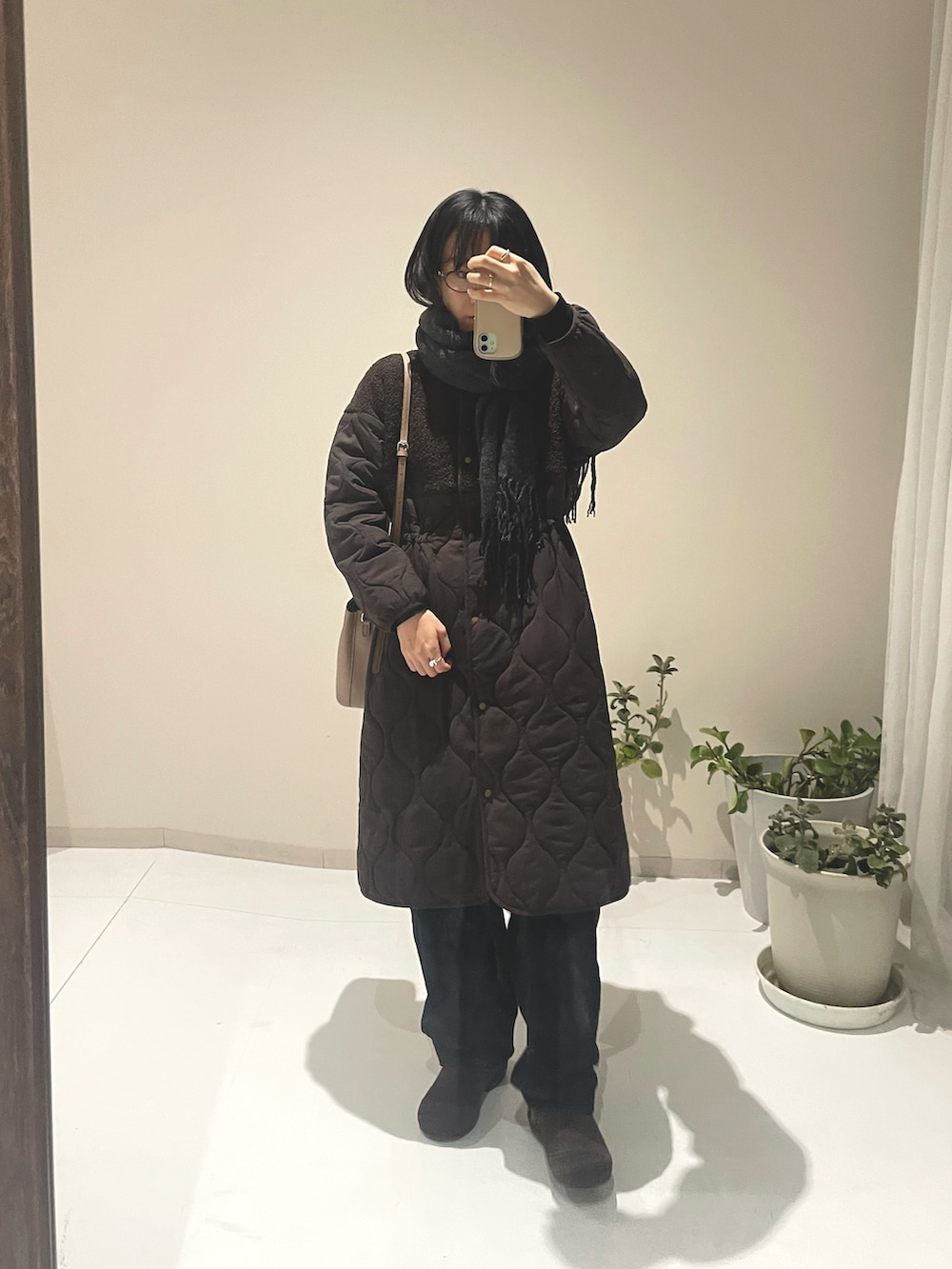 ブラウン系のノーカラーコート、ブラウン系のノーカラーコート、ブラウン系のサンダルを着用したレディースの冬コーディネートの5枚目の写真