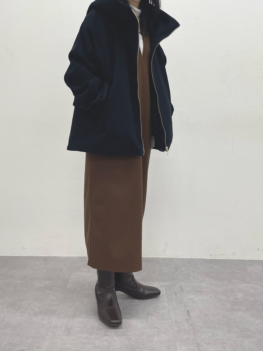 ブラウン系のワンピース、ブラウン系のワンピース、ブルー系のその他アウターを着用したレディースの冬コーディネートの2枚目の写真