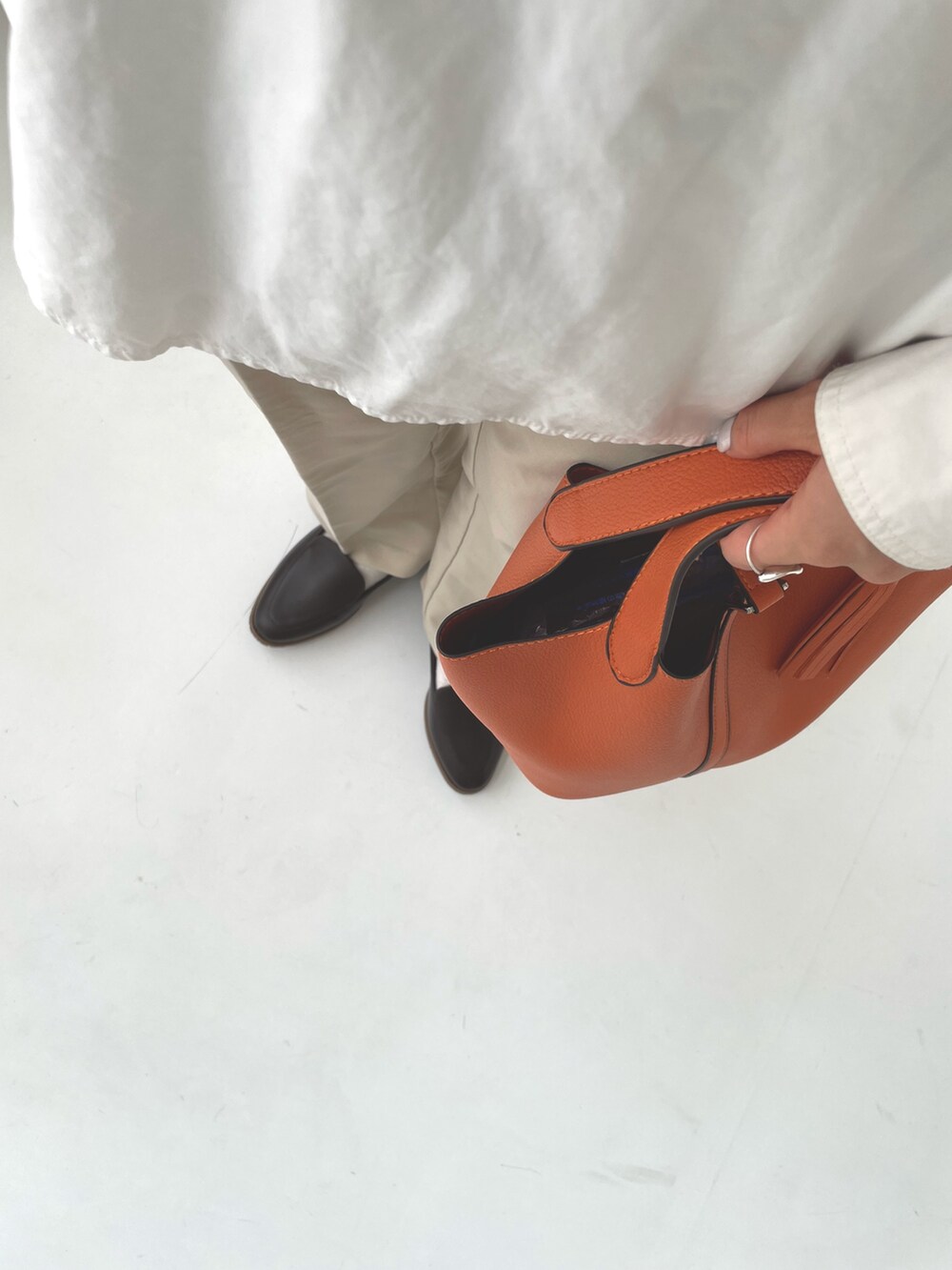 オレンジ系のトートバッグ、ベージュ系のその他パンツ、ブラウン系のバレエシューズを着用したレディースの秋コーディネートの2枚目の写真