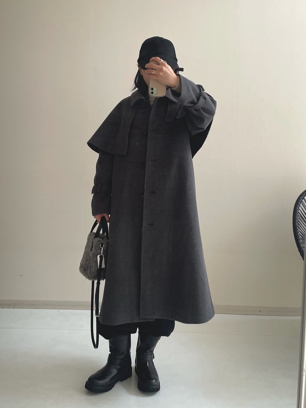 グレー系のショルダーバッグ、グレー系のジャケット/アウター、グレー系のトレンチコートを着用したレディースの冬コーディネートの4枚目の写真