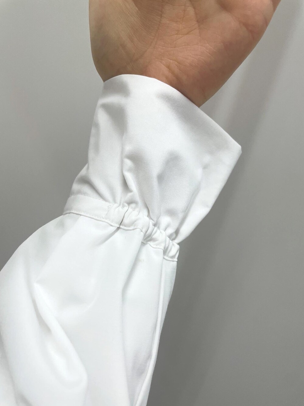 ホワイト系のシャツ/ブラウス、ブラック系のスカートを着用したレディースの秋コーディネートの2枚目の写真