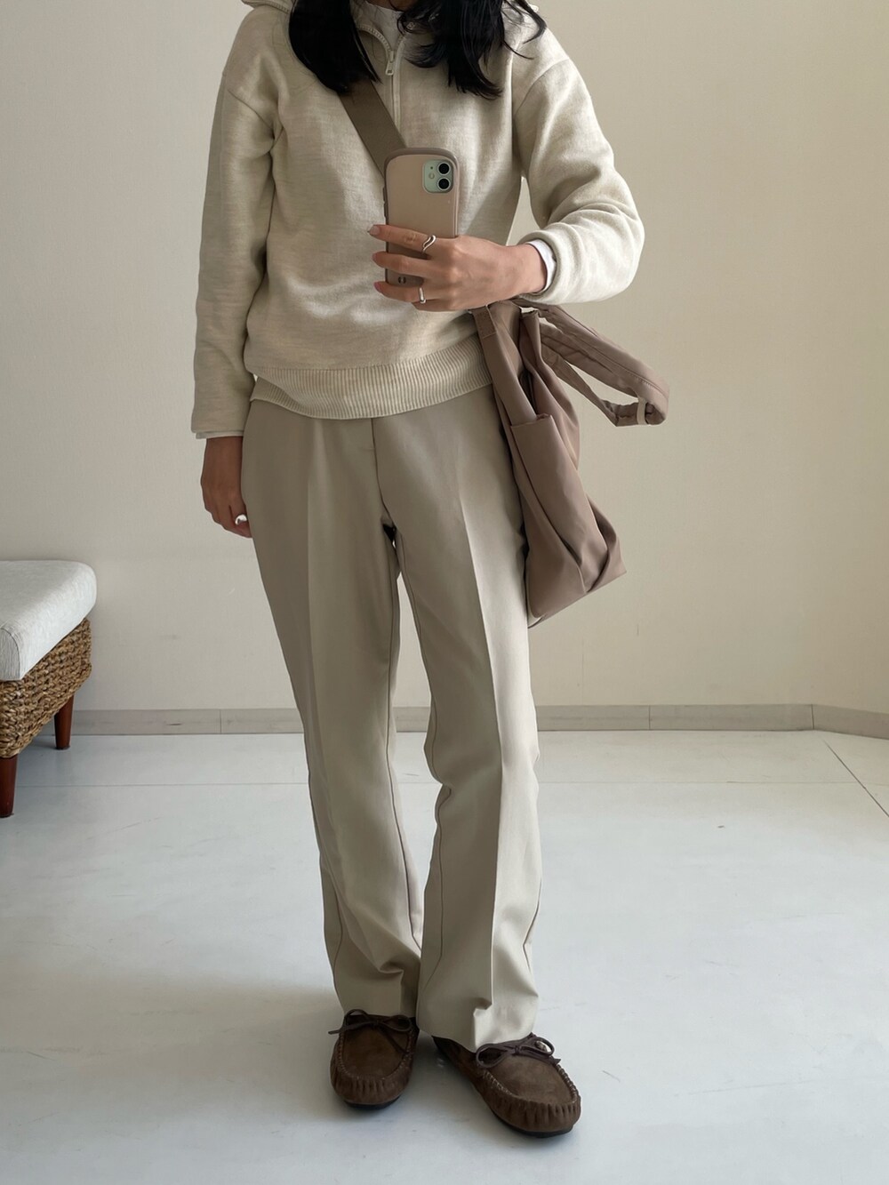 ベージュ系のその他パンツ、ホワイト系のトートバッグ、ホワイト系のトートバッグを着用したレディースの秋コーディネートの2枚目の写真