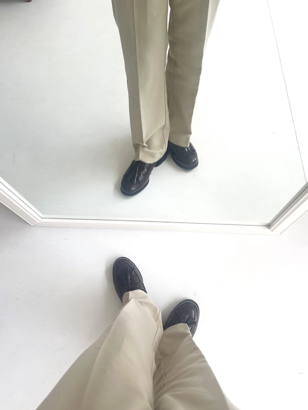 ベージュ系のその他パンツ、ブラウン系のスニーカー、グレー系のバックパック/リュックを着用したレディースの秋コーディネートの2枚目の写真