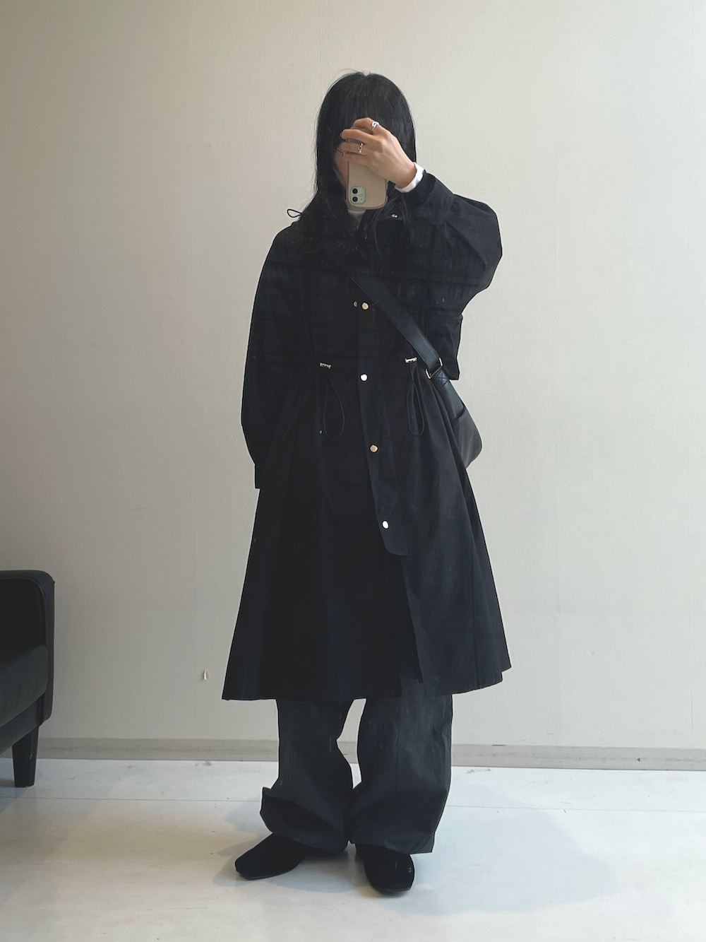 ブラック系のブーツ、ブラック系のショルダーバッグ、ブラック系のモッズコートを着用したレディースの冬コーディネートの5枚目の写真