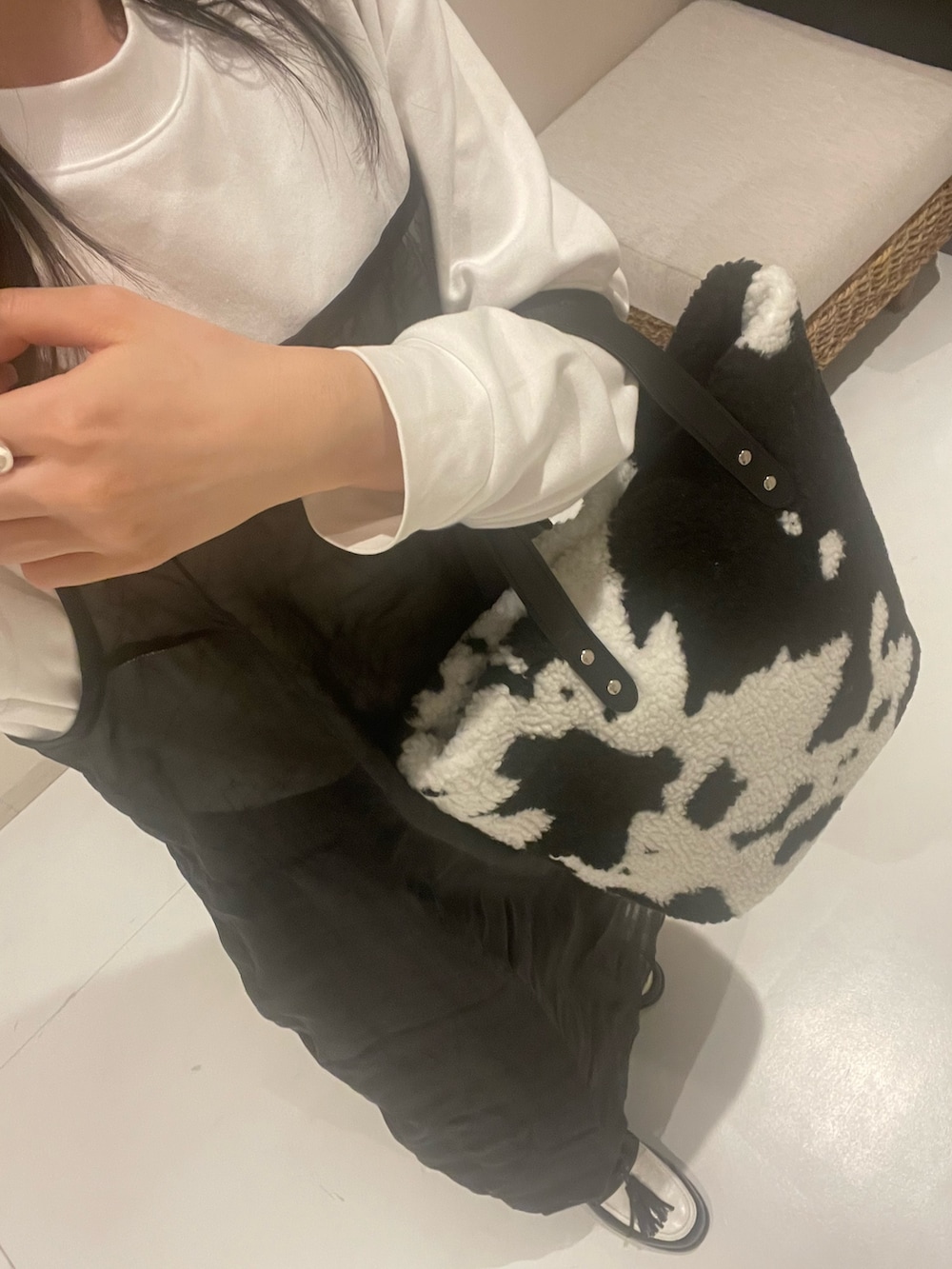 ブラック系のスニーカー、ブラック系のトートバッグを着用したレディースの秋コーディネートの2枚目の写真