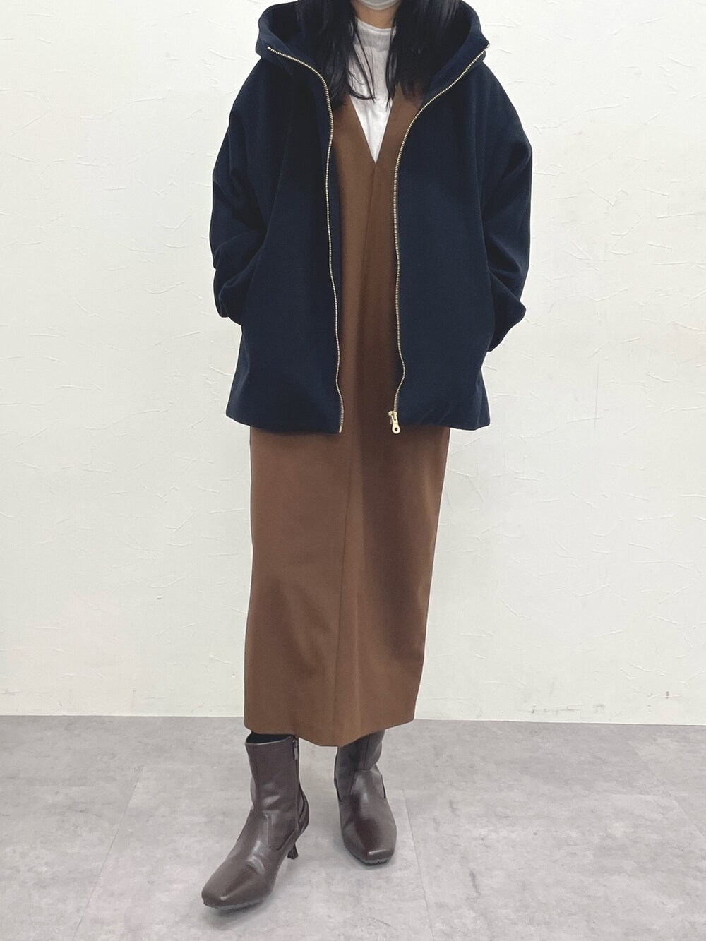 ブラウン系のワンピース、ブラウン系のワンピース、ブルー系のその他アウターを着用したレディースの冬コーディネートの3枚目の写真