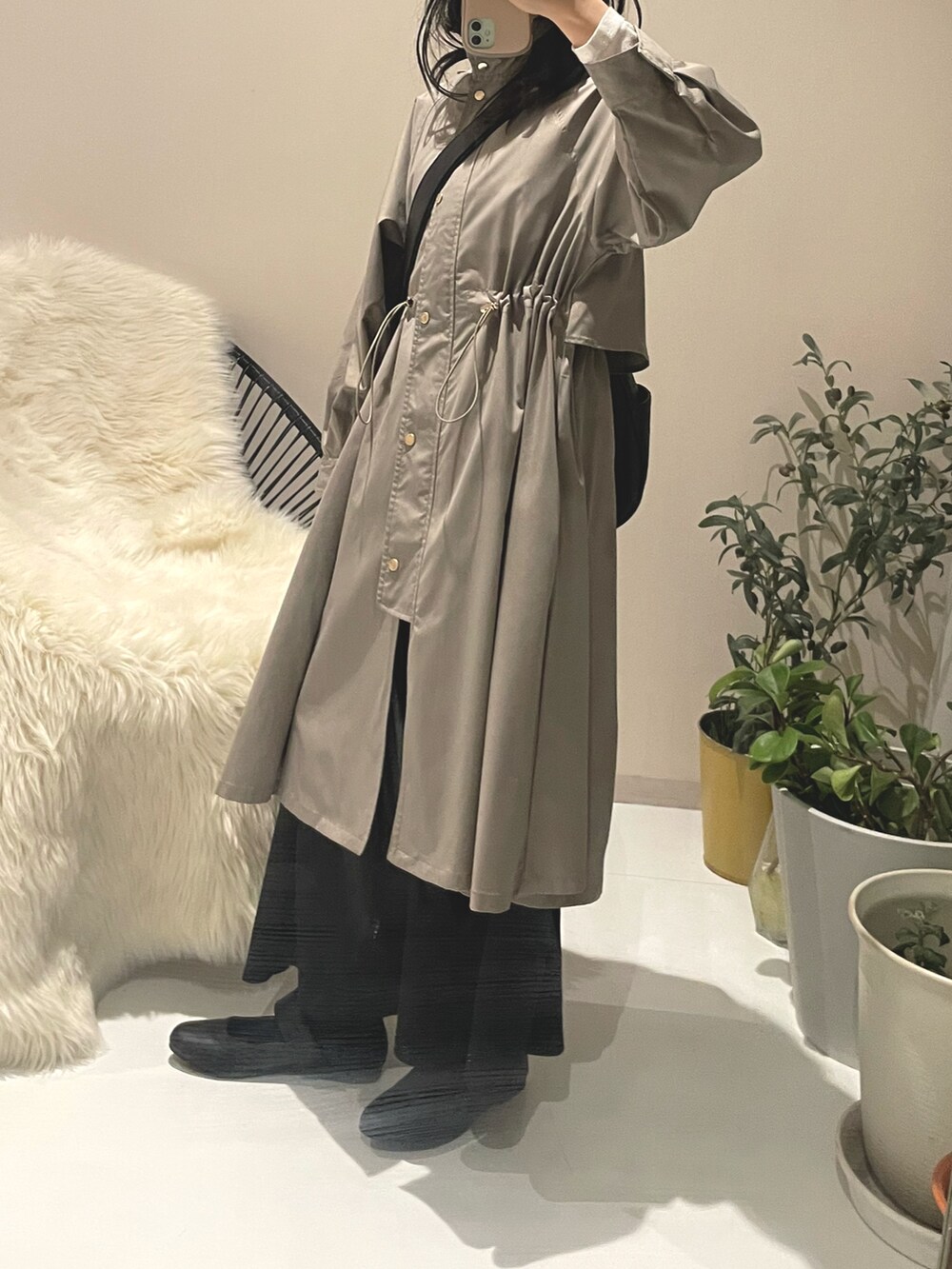 ブラック系のショルダーバッグ、グリーン系のモッズコート、グリーン系のモッズコートを着用したレディースの冬コーディネートの3枚目の写真