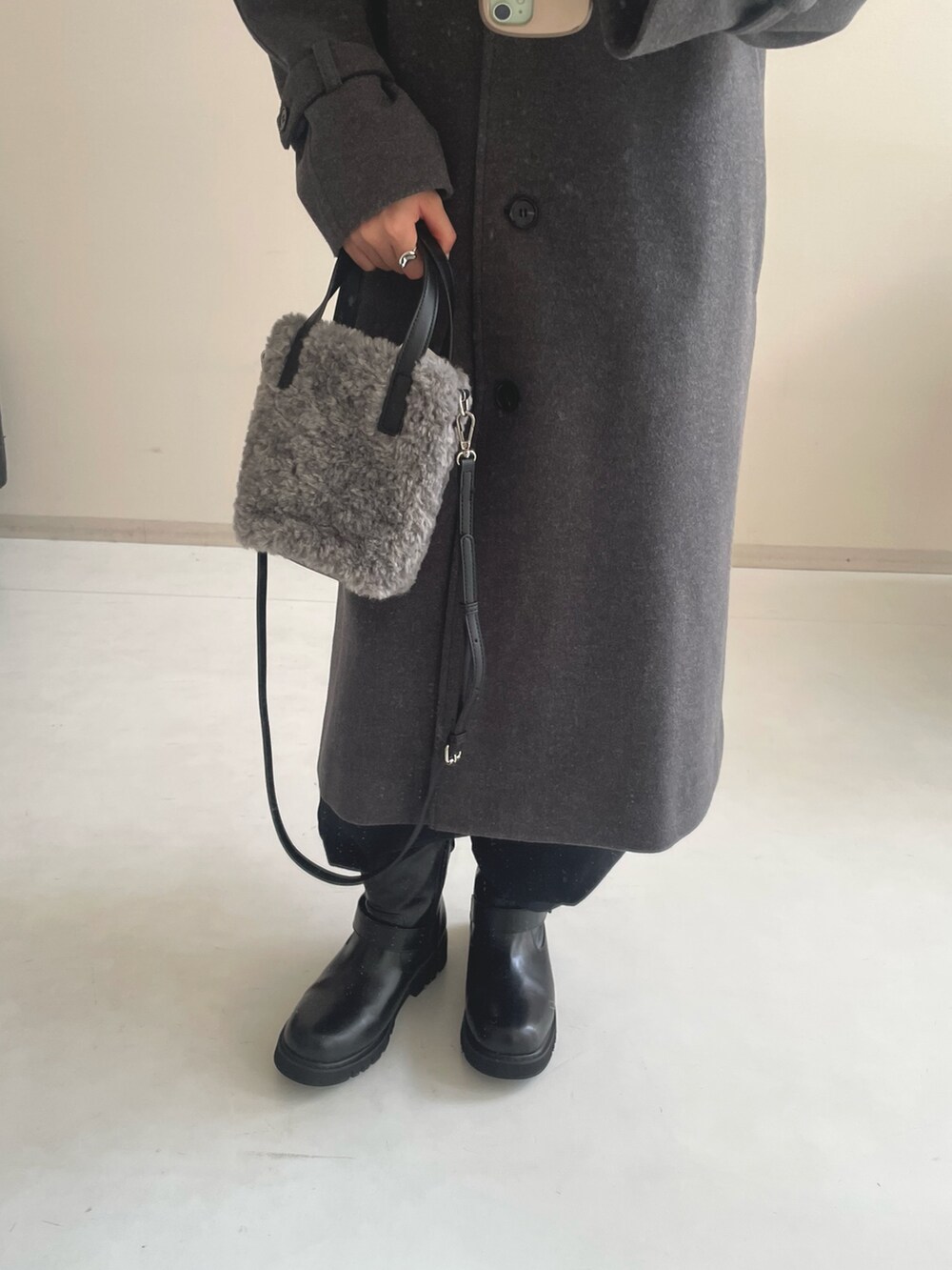 グレー系のショルダーバッグ、グレー系のジャケット/アウター、グレー系のトレンチコートを着用したレディースの冬コーディネートの3枚目の写真