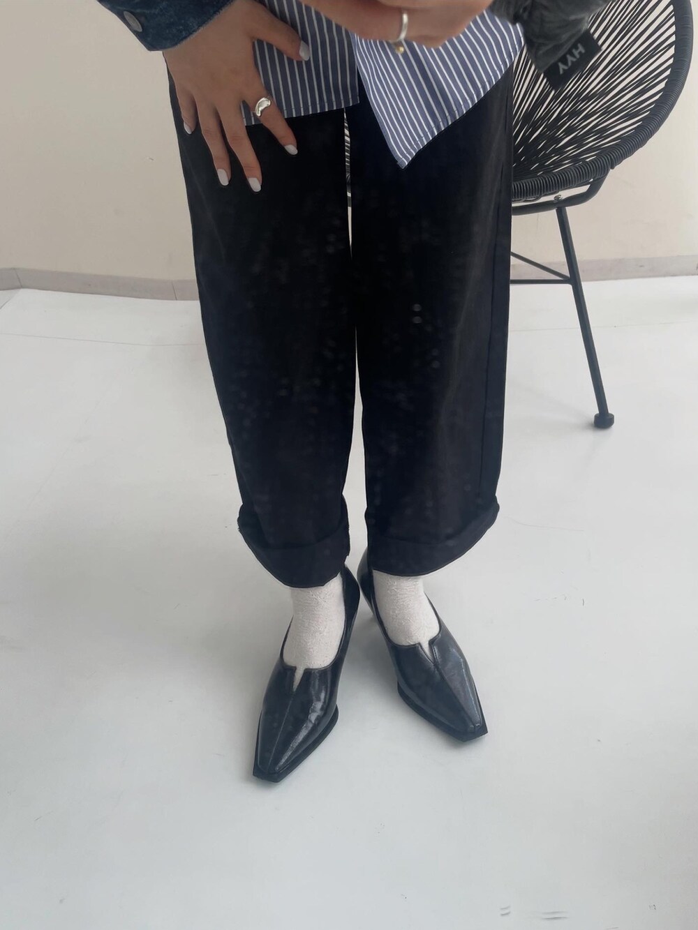 ブラック系のパンツ、ブラック系のパンプスを着用したレディースの秋コーディネートの2枚目の写真