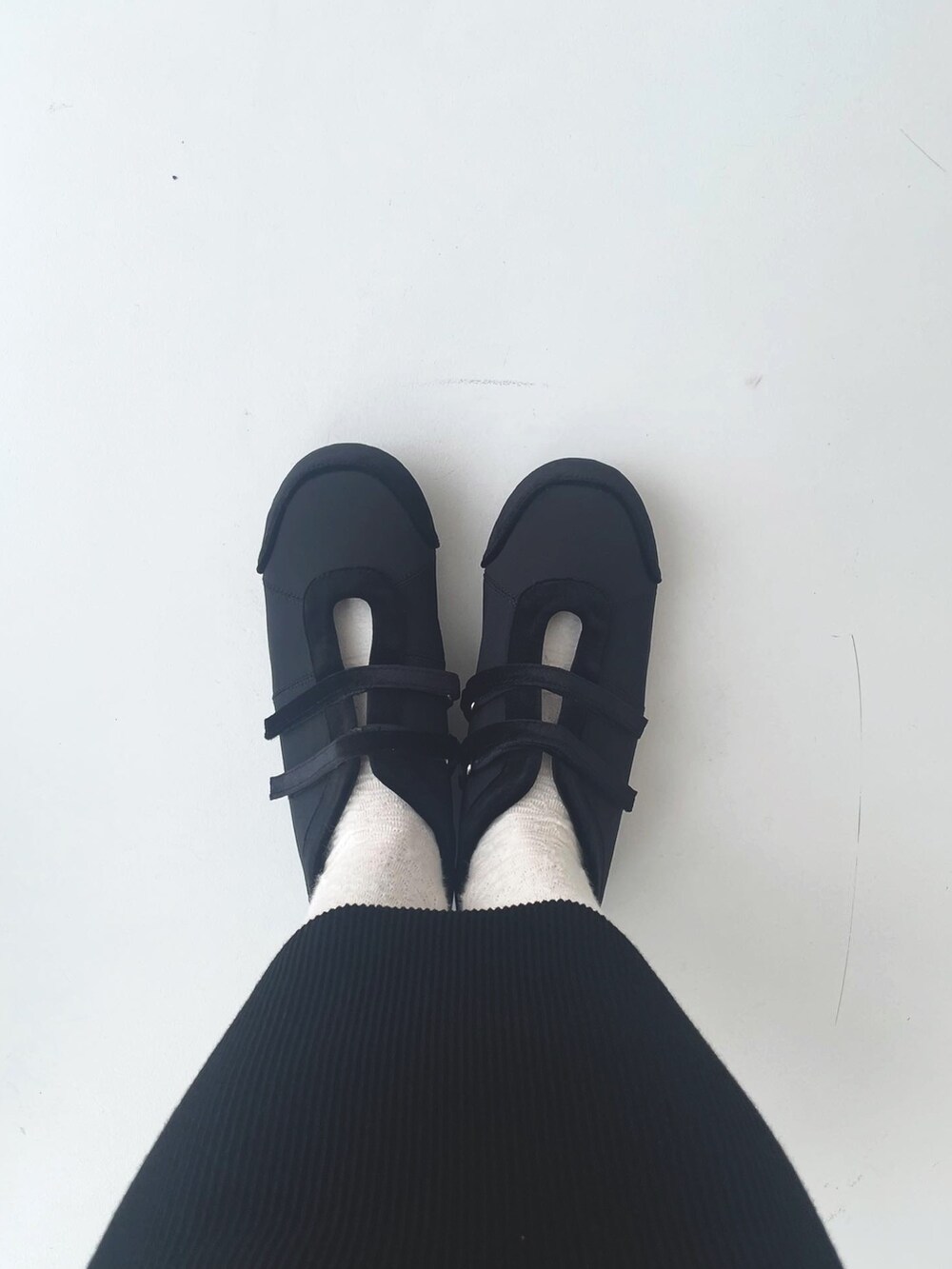 ホワイト系のシャツ/ブラウス、ブラック系のスカートを着用したレディースの秋コーディネートの4枚目の写真