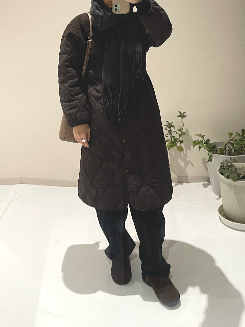 ブラウン系のノーカラーコート、ブラウン系のノーカラーコート、ブラウン系のサンダルを着用したレディースの冬コーディネートの8枚目の写真