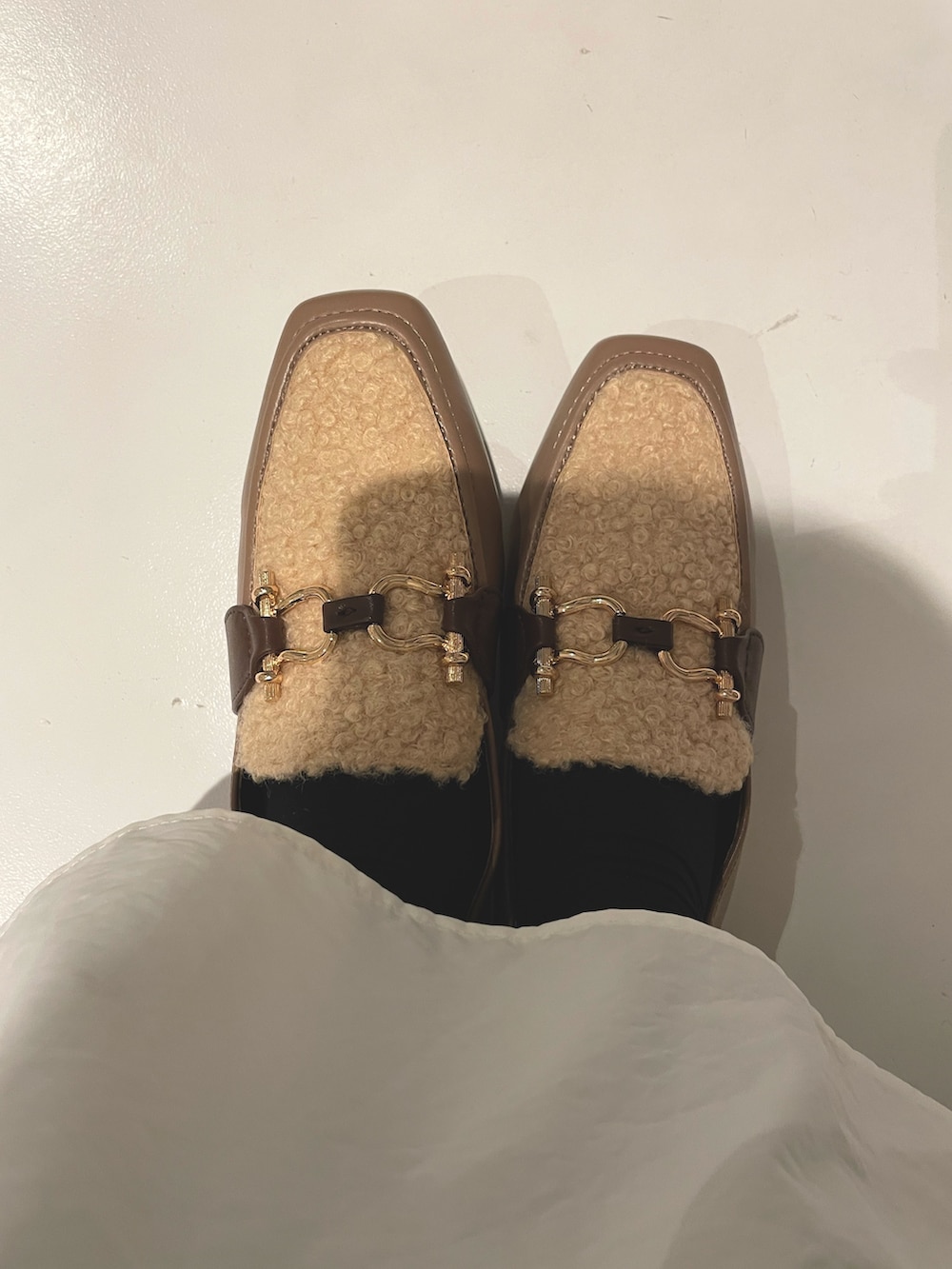 グレー系のショルダーバッグ、ホワイト系のスカート、ホワイト系のスカートを着用したレディースの冬コーディネートの4枚目の写真