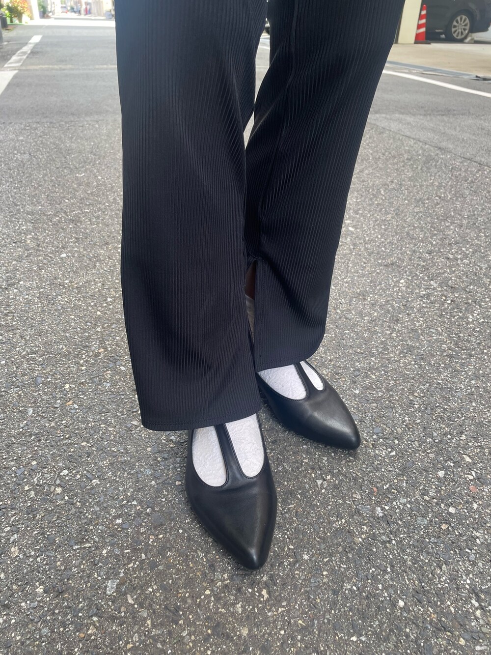 ブラック系のバックパック/リュック、ブラック系のパンプスを着用したレディースの秋コーディネートの3枚目の写真