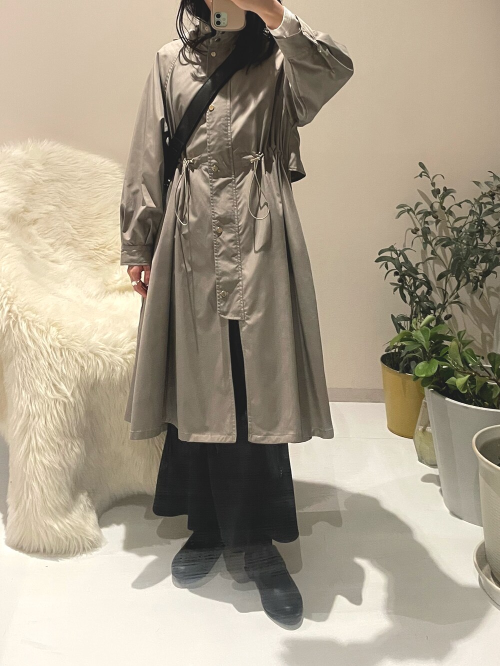 ブラック系のショルダーバッグ、グリーン系のモッズコート、グリーン系のモッズコートを着用したレディースの冬コーディネートの2枚目の写真