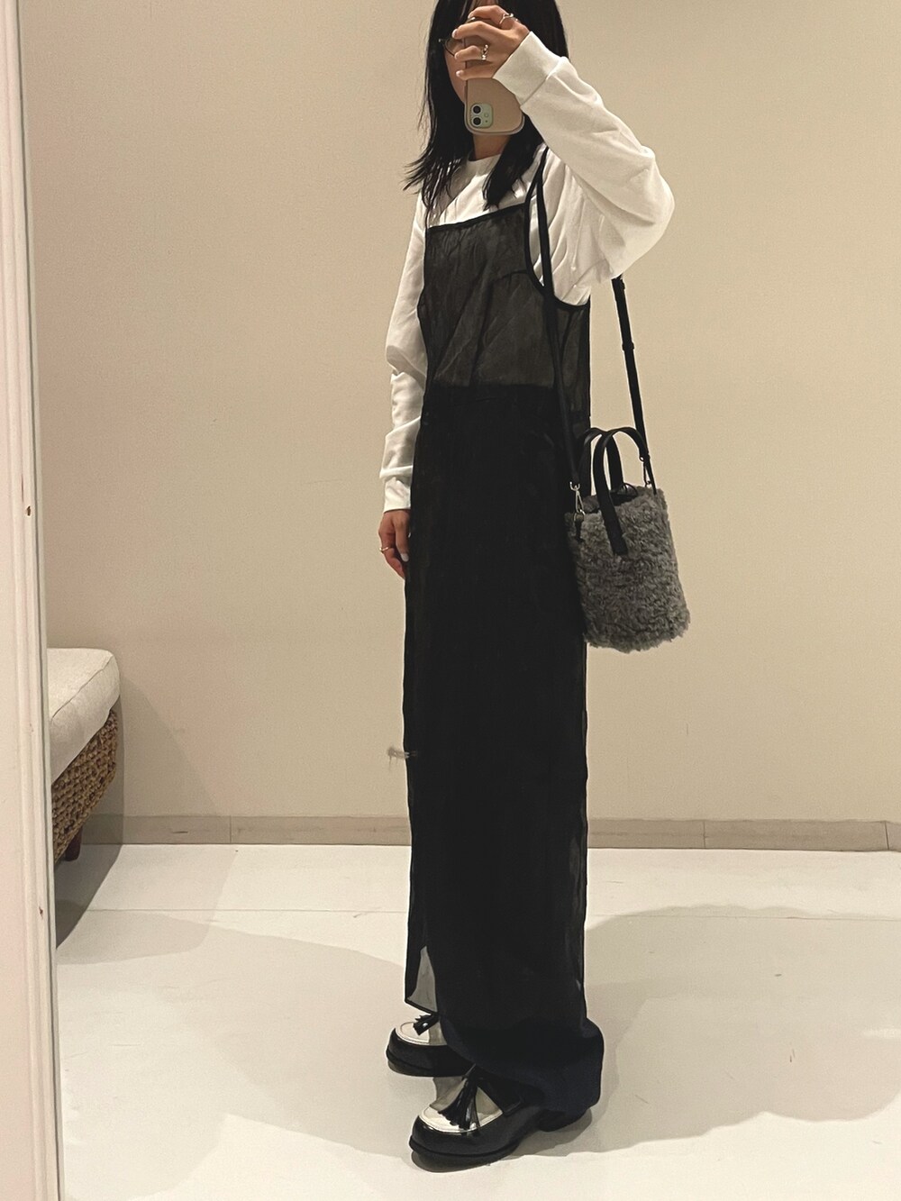 ブラック系のスニーカー、グレー系のショルダーバッグを着用したレディースの秋コーディネートの2枚目の写真