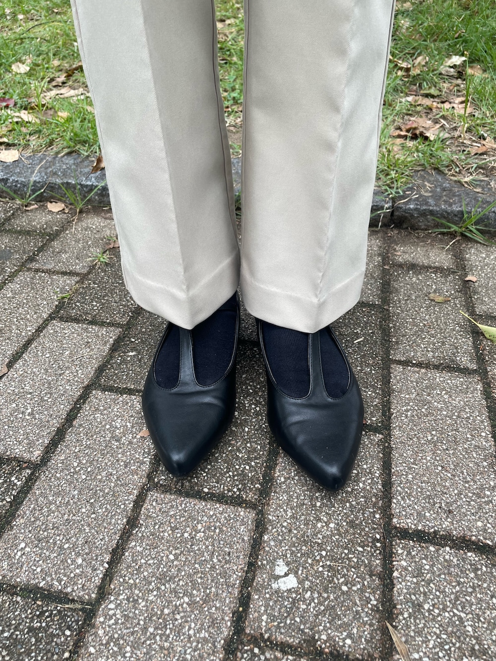 ブラック系のバックパック/リュック、ブラック系のパンプス、ベージュ系のその他パンツを着用したレディースの秋コーディネートの3枚目の写真