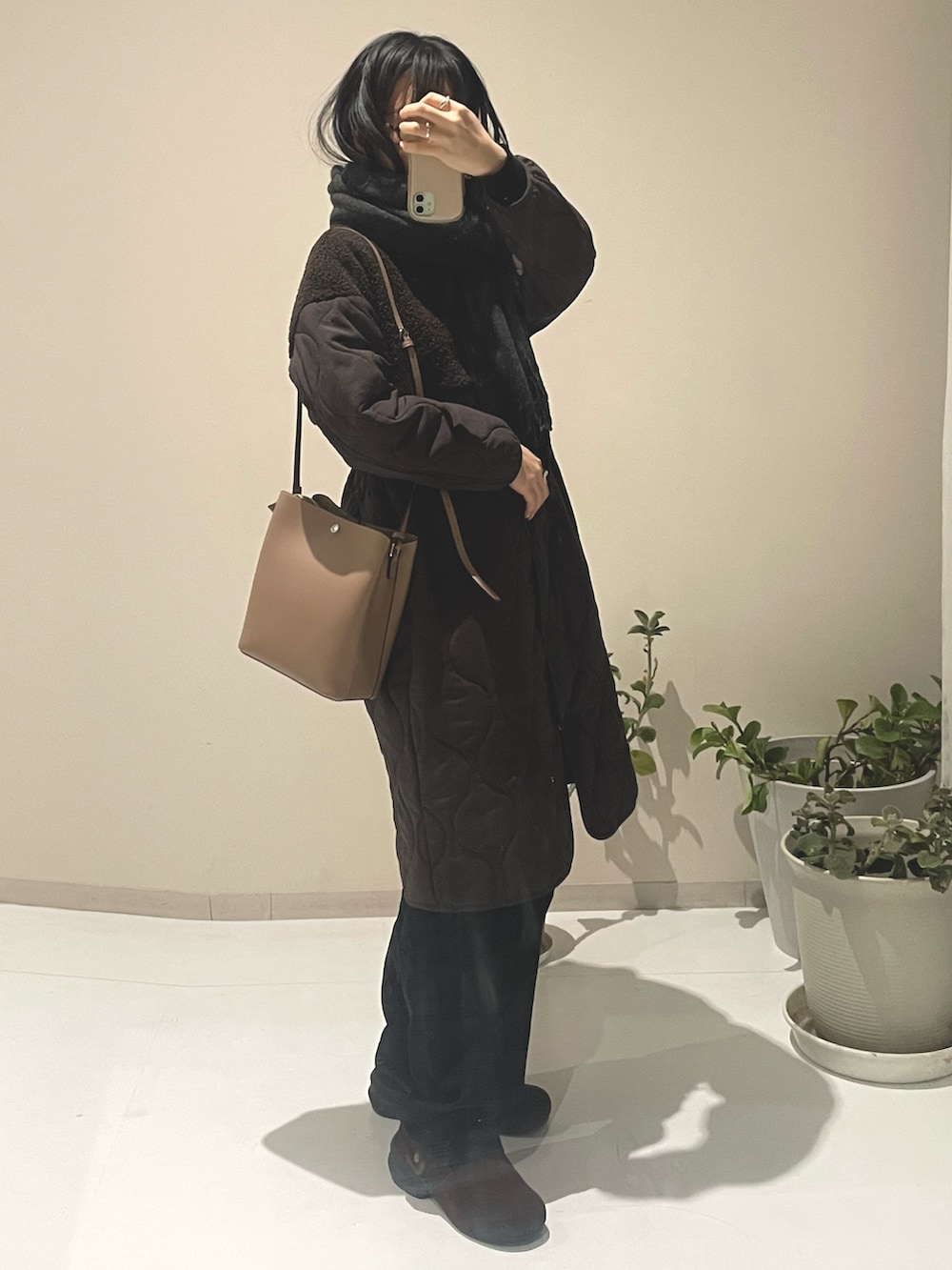 ブラウン系のノーカラーコート、ブラウン系のノーカラーコート、ブラウン系のサンダルを着用したレディースの冬コーディネートの7枚目の写真