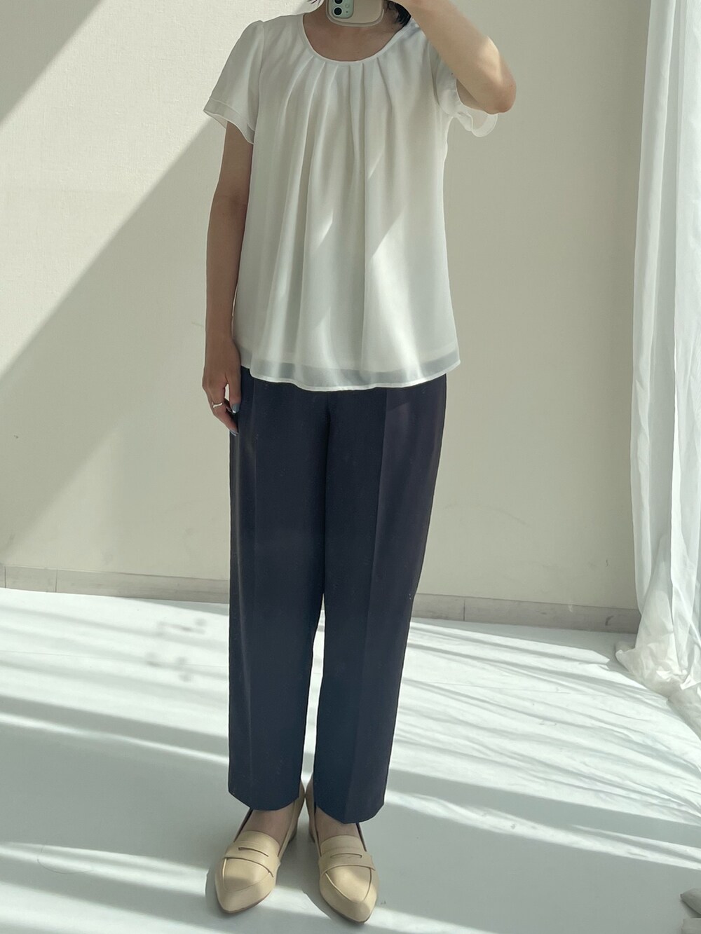 ブルー系のスーツセット、ブルー系のスーツセット、ホワイト系のシャツ/ブラウスを着用したレディースの夏コーディネートの2枚目の写真