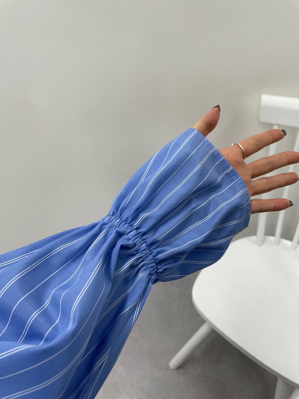 ブルー系のシャツ/ブラウス、シルバー系のショルダーバッグ、ブラウン系のその他シューズを着用したレディースの秋コーディネートの2枚目の写真