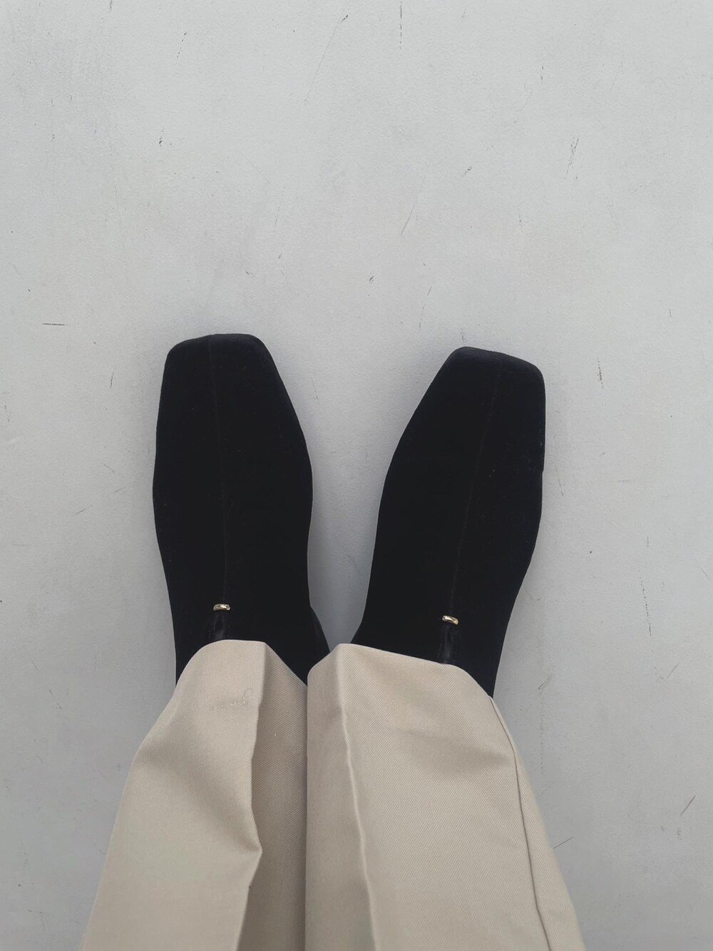 ベージュ系のその他パンツ、オレンジ系のトートバッグ、ブラック系のブーツを着用したレディースの秋コーディネートの2枚目の写真