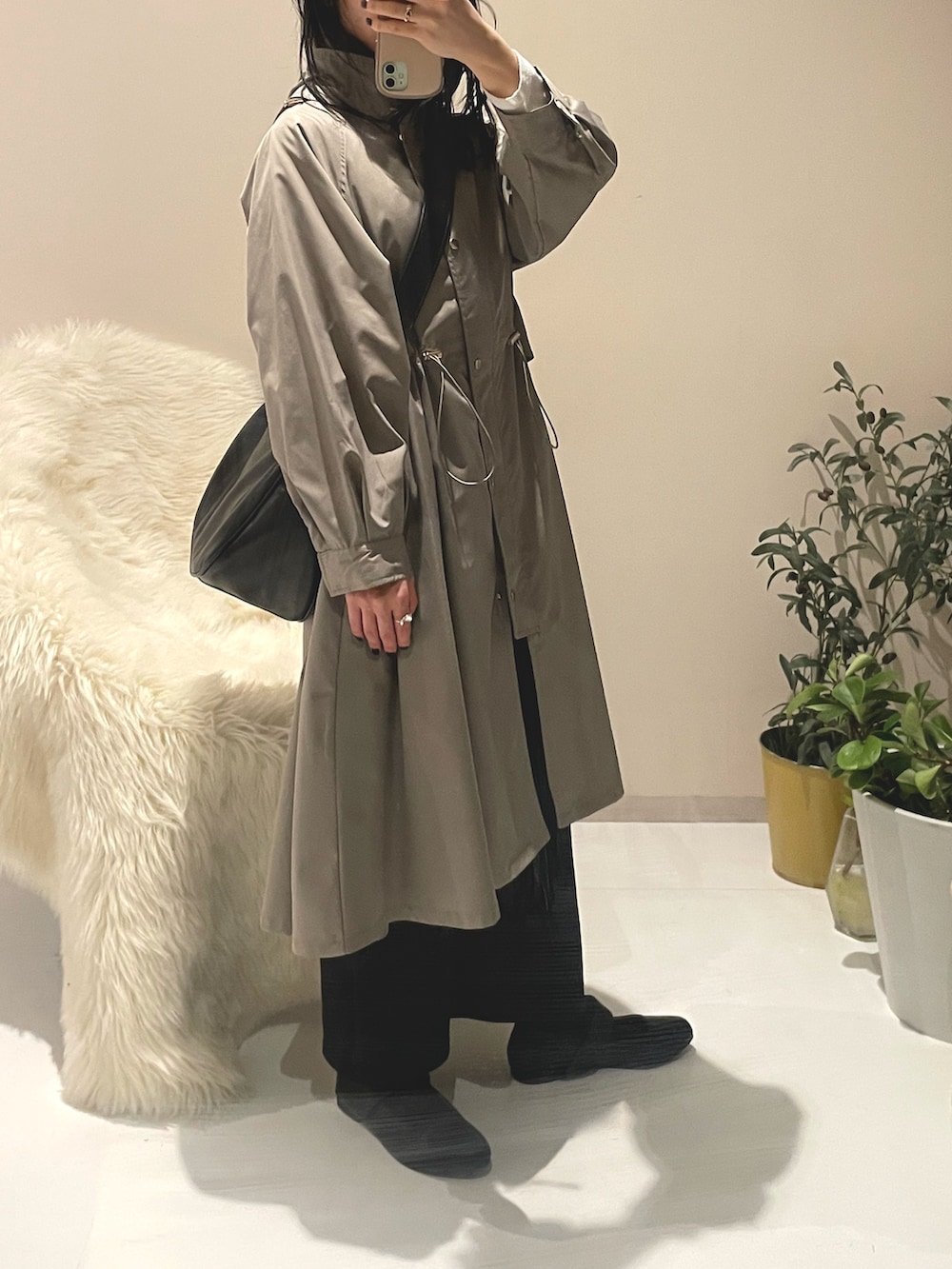 ブラック系のショルダーバッグ、グリーン系のモッズコート、グリーン系のモッズコートを着用したレディースの冬コーディネートの4枚目の写真