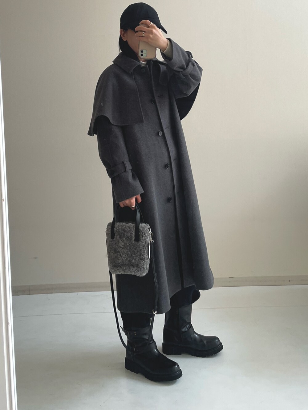 グレー系のショルダーバッグ、グレー系のジャケット/アウター、グレー系のトレンチコートを着用したレディースの冬コーディネートの5枚目の写真