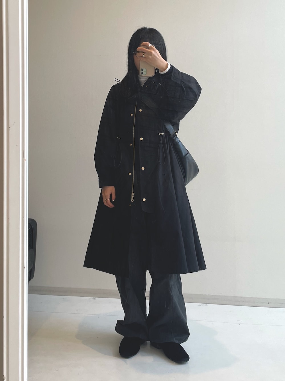 ブラック系のブーツ、ブラック系のショルダーバッグ、ブラック系のモッズコートを着用したレディースの冬コーディネートの2枚目の写真