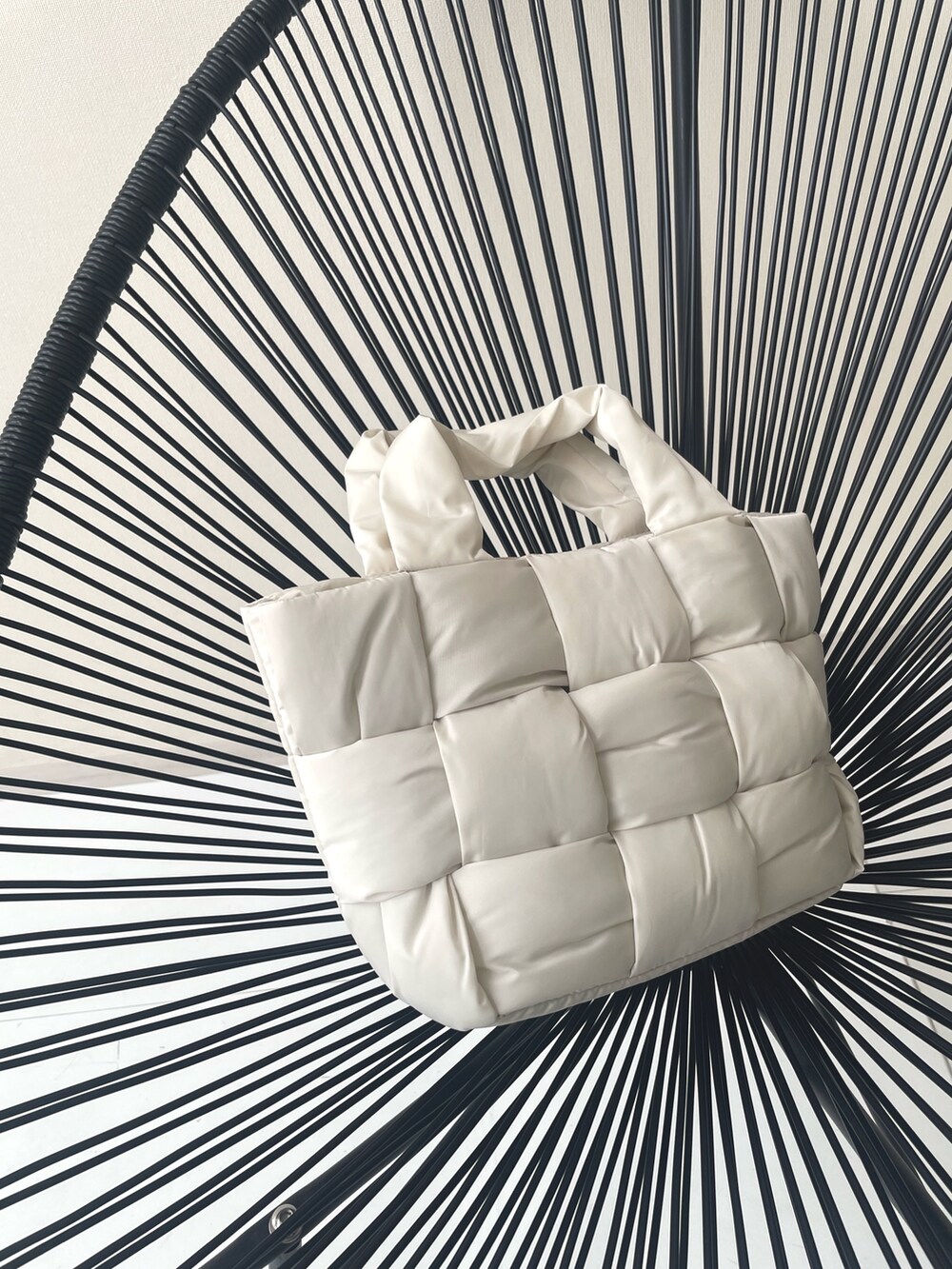 ホワイト系のトートバッグ、ブラック系のバレエシューズ、ブラック系のパンツを着用したレディースの秋コーディネートの3枚目の写真