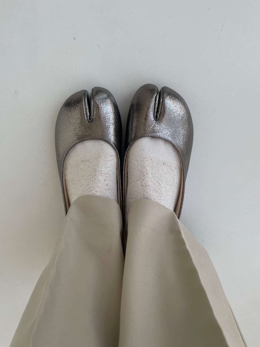 ベージュ系のその他パンツ、シルバー系のパンプスを着用したレディースの秋コーディネートの2枚目の写真