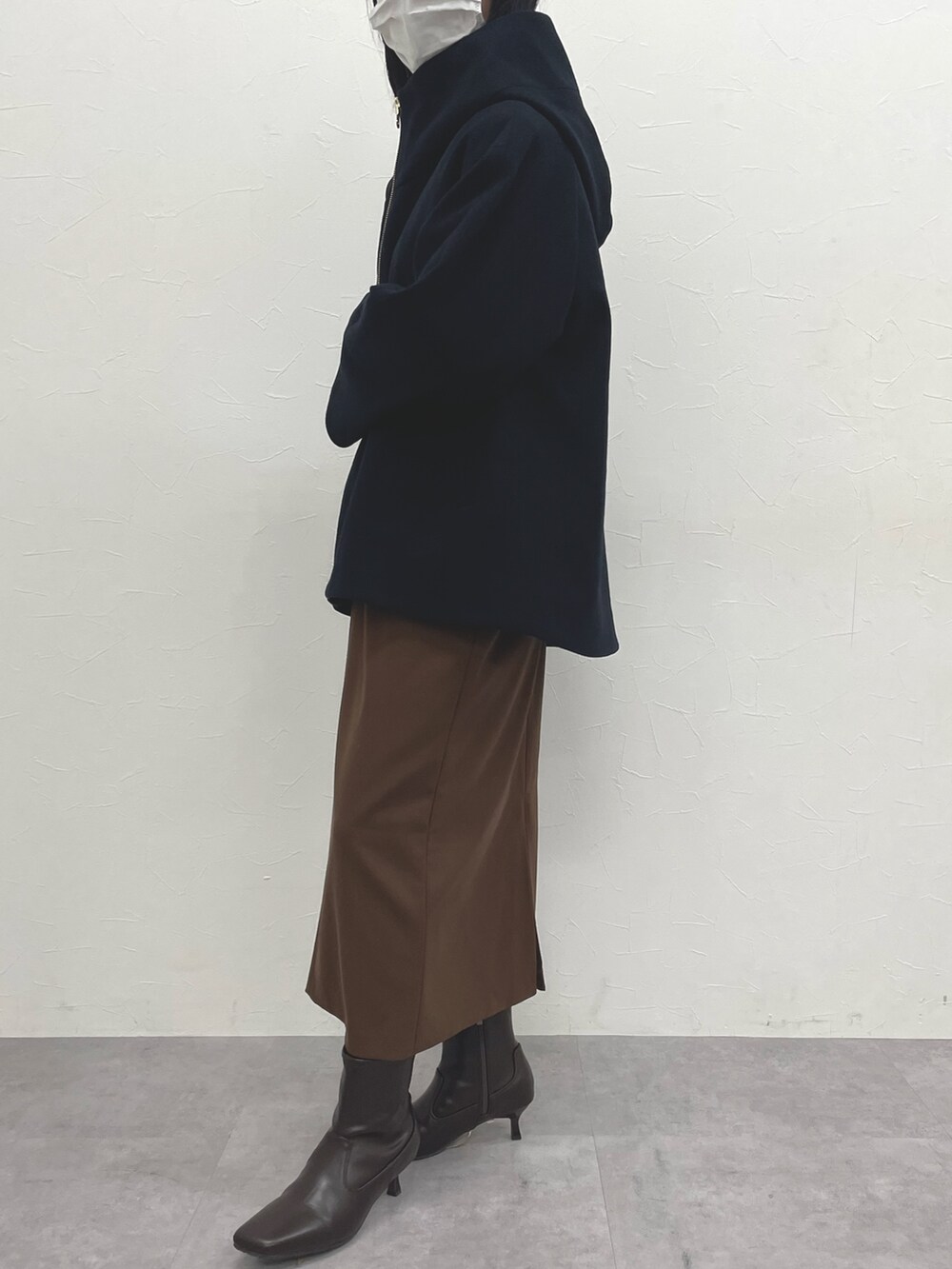 ブラウン系のワンピース、ブラウン系のワンピース、ブルー系のその他アウターを着用したレディースの冬コーディネートの7枚目の写真