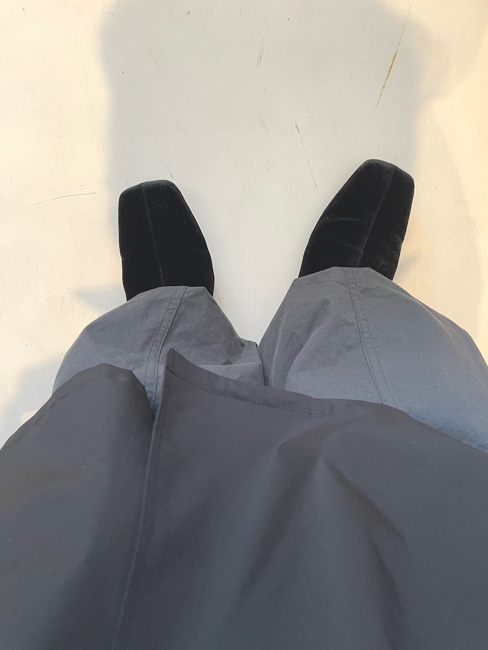 ブラック系のブーツ、ブラック系のショルダーバッグ、ブラック系のモッズコートを着用したレディースの冬コーディネートの7枚目の写真