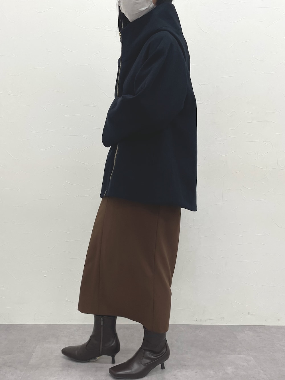 ブラウン系のワンピース、ブラウン系のワンピース、ブルー系のその他アウターを着用したレディースの冬コーディネートの8枚目の写真