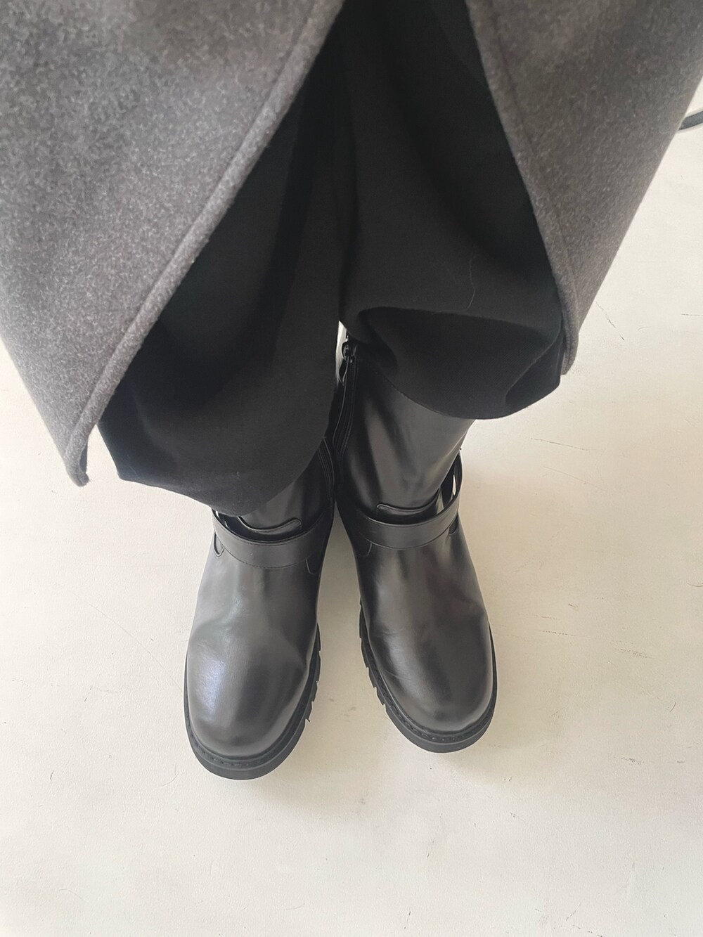 グレー系のショルダーバッグ、グレー系のジャケット/アウター、グレー系のトレンチコートを着用したレディースの冬コーディネートの6枚目の写真