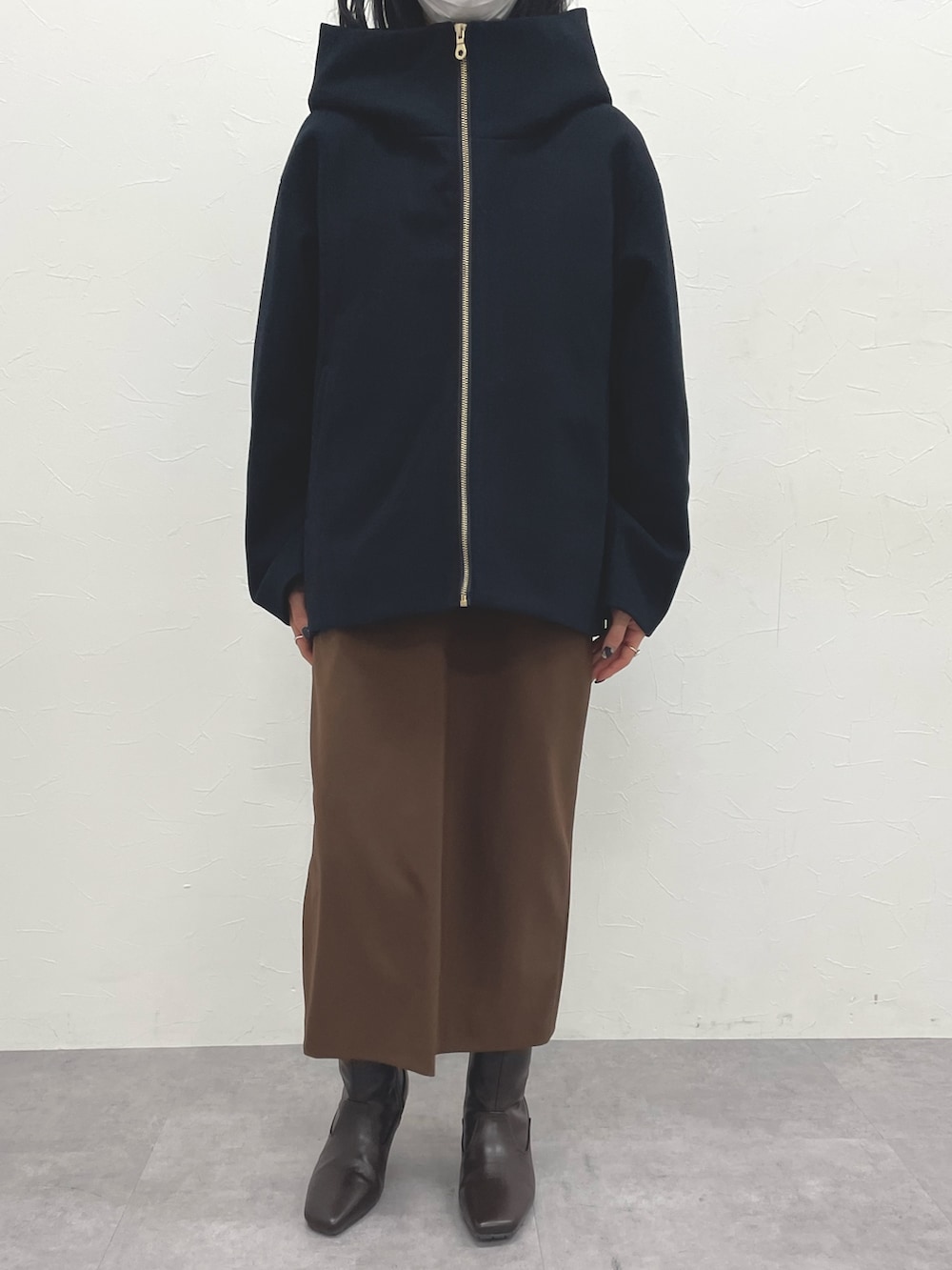 ブラウン系のワンピース、ブラウン系のワンピース、ブルー系のその他アウターを着用したレディースの冬コーディネートの6枚目の写真