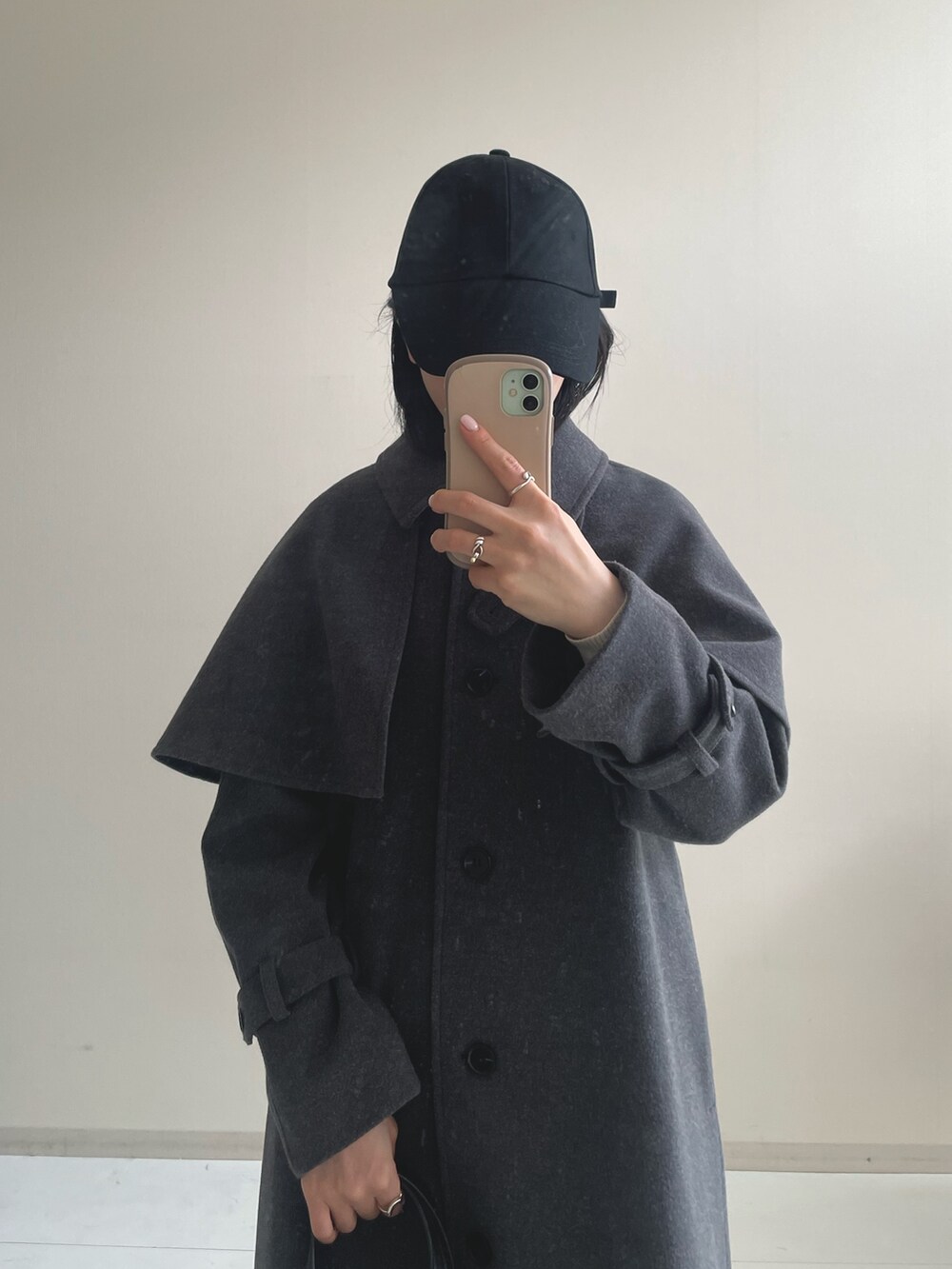 グレー系のショルダーバッグ、グレー系のジャケット/アウター、グレー系のトレンチコートを着用したレディースの冬コーディネートの2枚目の写真