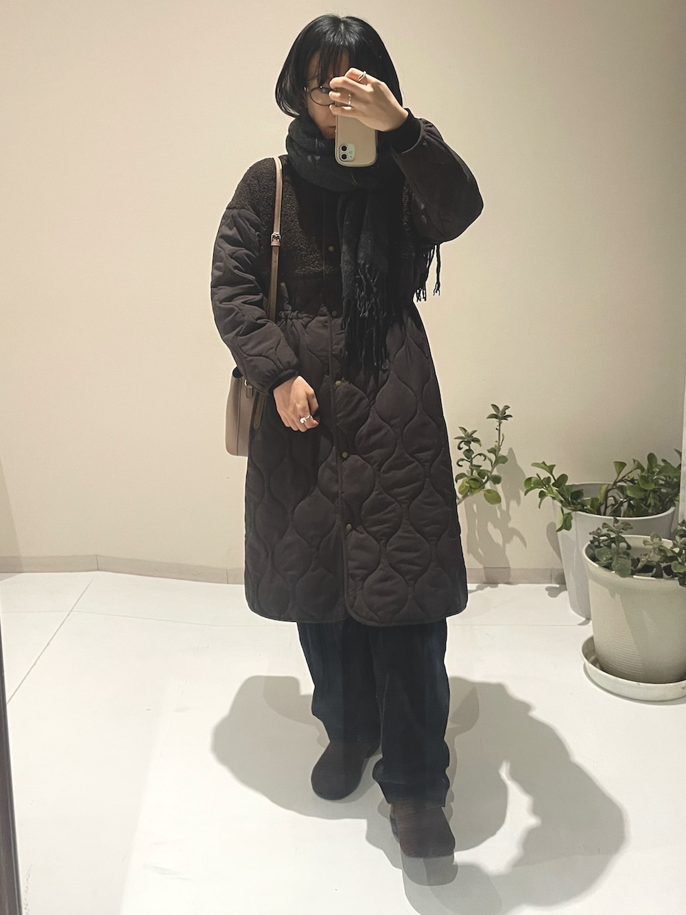 ブラウン系のノーカラーコート、ブラウン系のノーカラーコート、ブラウン系のサンダルを着用したレディースの冬コーディネートの6枚目の写真