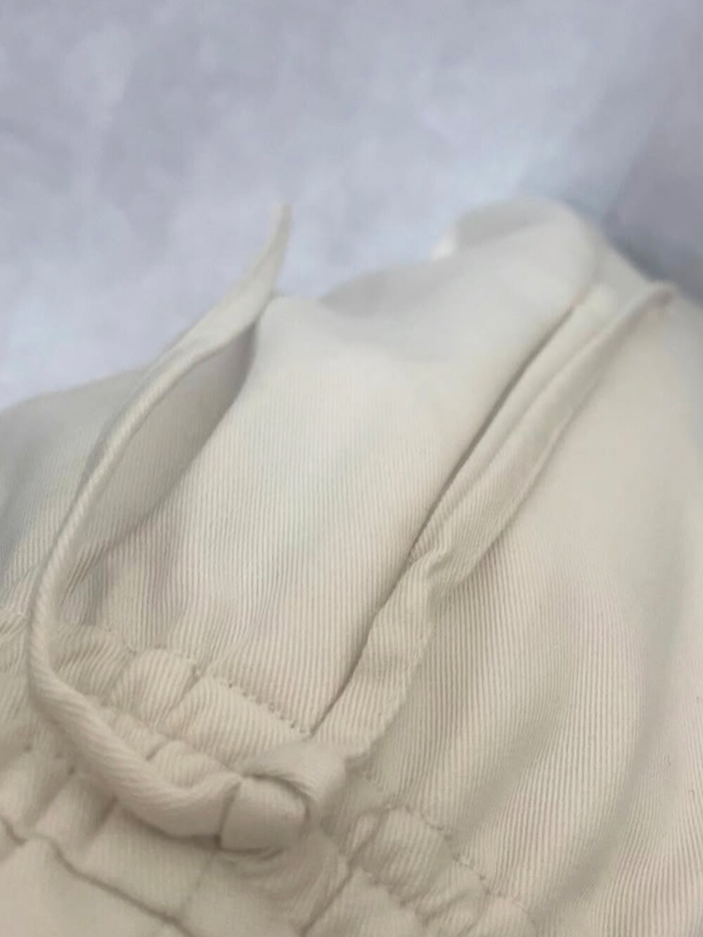 ブラック系のパンプス、ホワイト系のその他パンツを着用したレディースの秋コーディネートの4枚目の写真