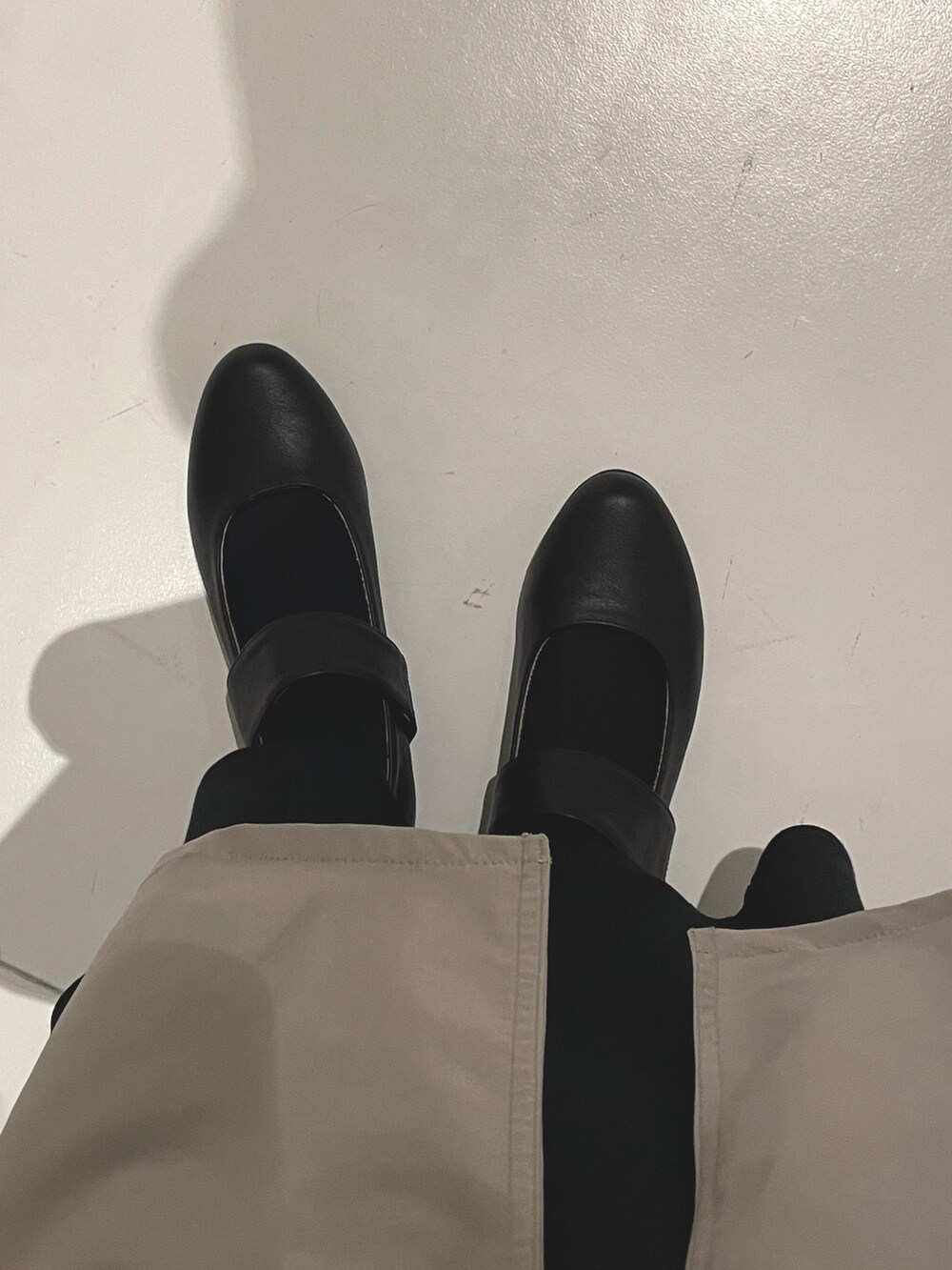 ブラック系のショルダーバッグ、グリーン系のモッズコート、グリーン系のモッズコートを着用したレディースの冬コーディネートの6枚目の写真