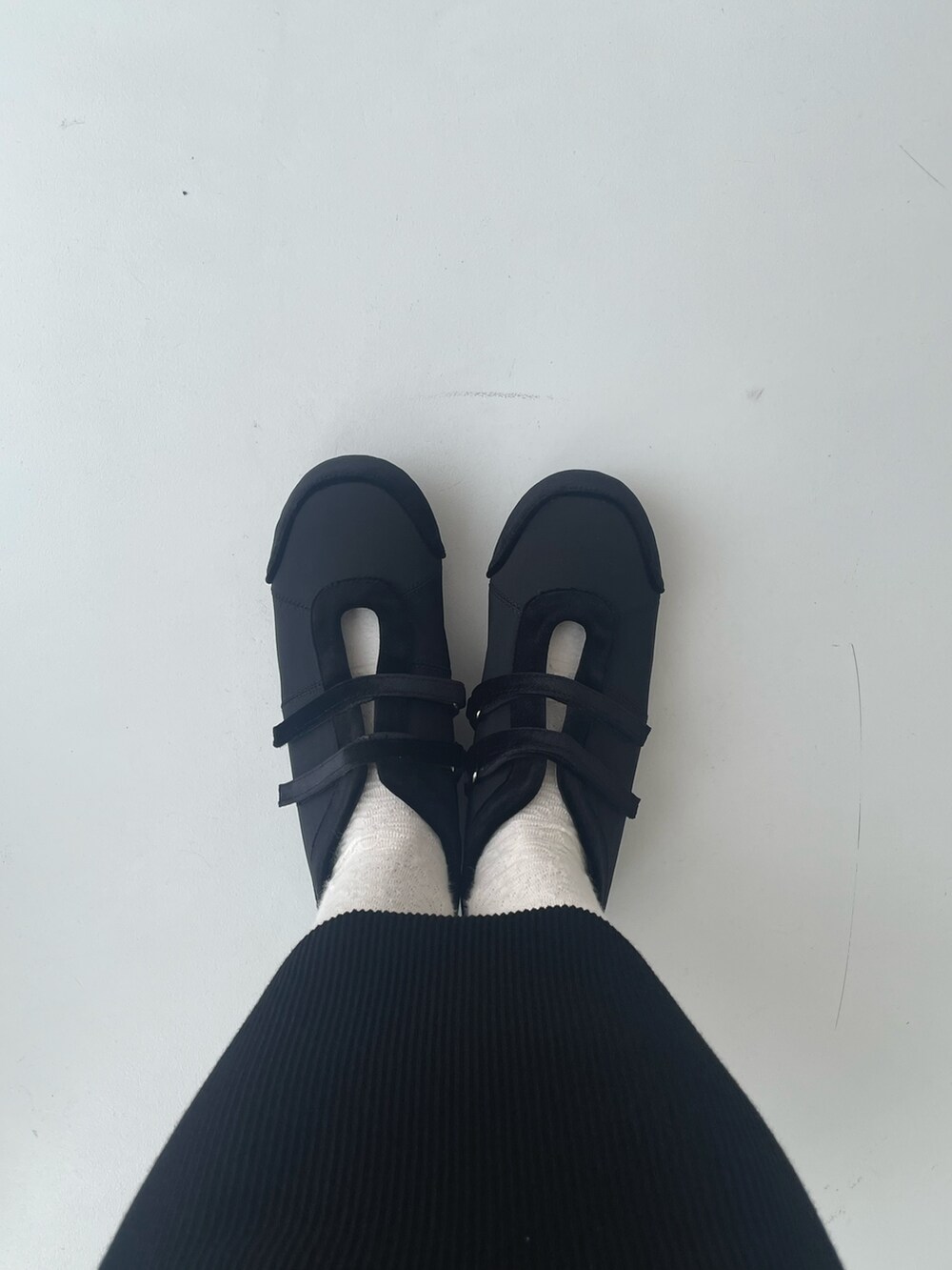 ブラック系のスカート、ブラック系のバレエシューズ、ブルー系のシャツ/ブラウスを着用したレディースの秋コーディネートの2枚目の写真