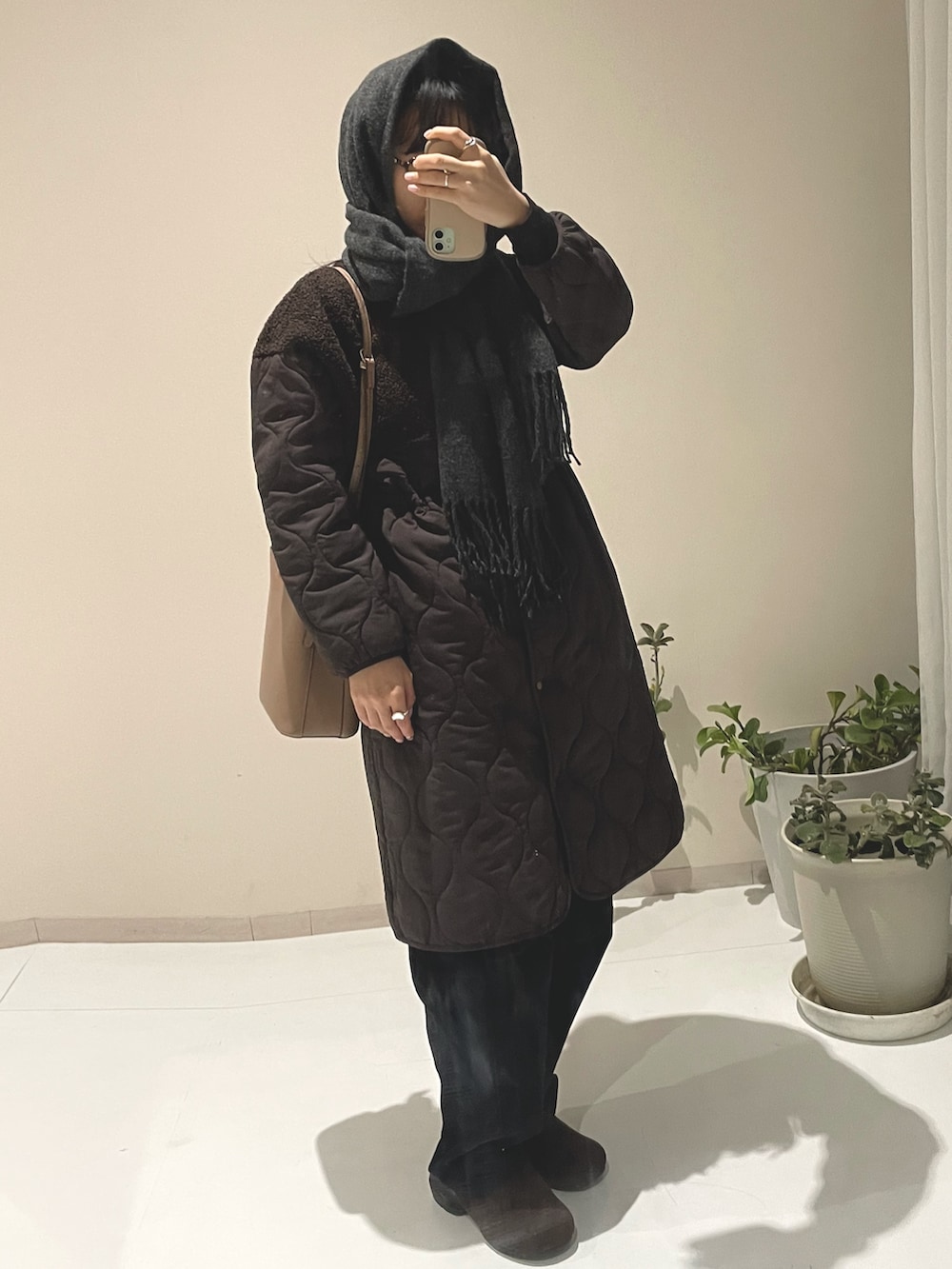 ブラウン系のノーカラーコート、ブラウン系のノーカラーコート、ブラウン系のサンダルを着用したレディースの冬コーディネートの9枚目の写真