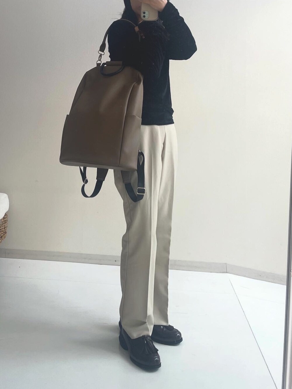 ベージュ系のその他パンツ、ブラウン系のスニーカー、グレー系のバックパック/リュックを着用したレディースの秋コーディネートの3枚目の写真