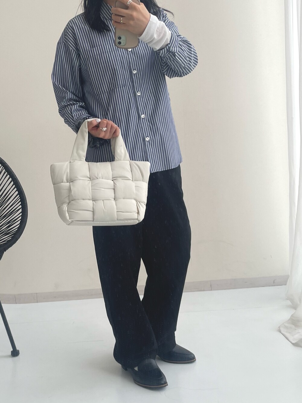 ホワイト系のトートバッグ、ブラック系のバレエシューズ、ブラック系のパンツを着用したレディースの秋コーディネートの2枚目の写真