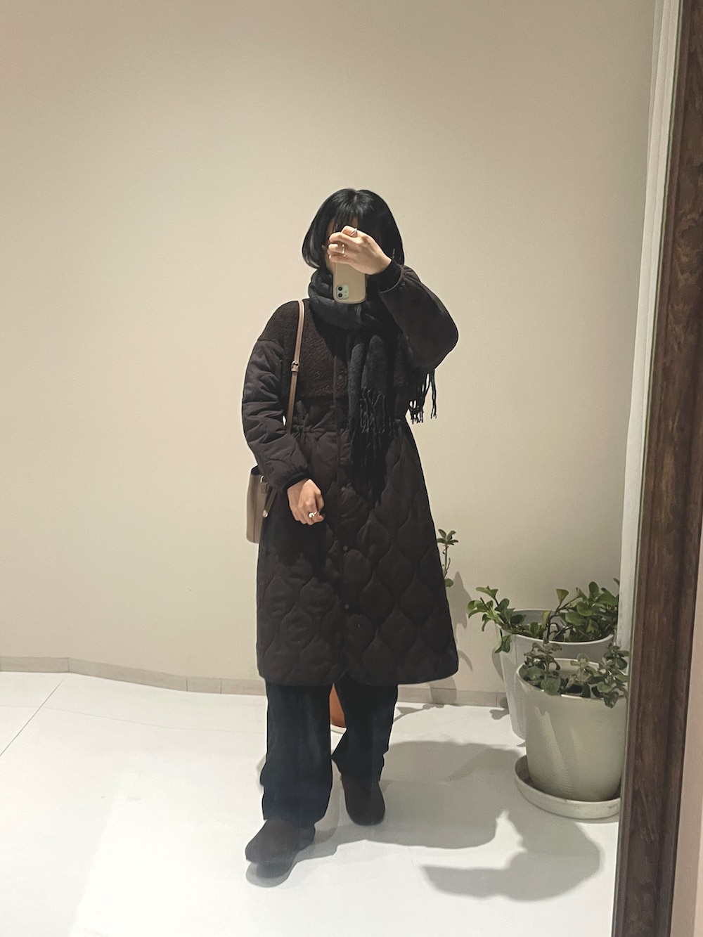 ブラウン系のノーカラーコート、ブラウン系のノーカラーコート、ブラウン系のサンダルを着用したレディースの冬コーディネートの4枚目の写真