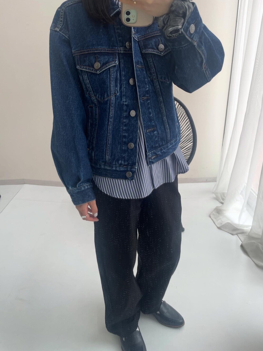 ブラック系のバレエシューズ、ブルー系のシャツ/ブラウス、ブラック系のパンツを着用したレディースの秋コーディネートの2枚目の写真