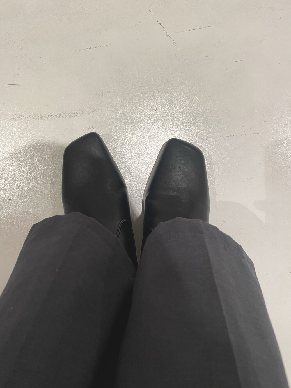 ブラウン系のブーツ、ブラック系のショルダーバッグ、ブラック系のキャップを着用したレディースの秋コーディネートの3枚目の写真