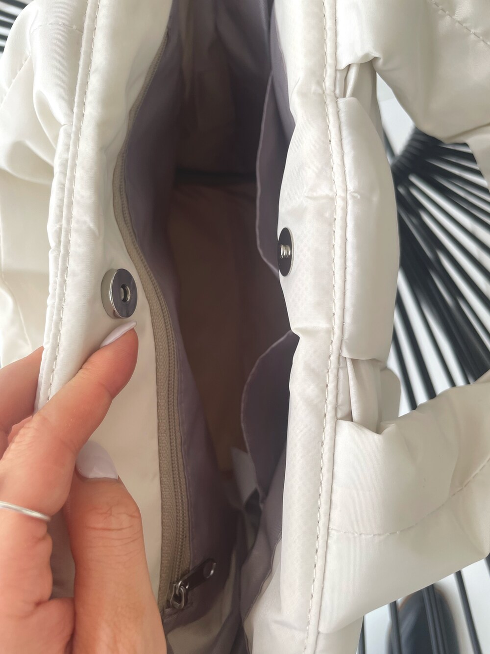 ホワイト系のトートバッグ、ブラック系のバレエシューズ、ブラック系のパンツを着用したレディースの秋コーディネートの4枚目の写真